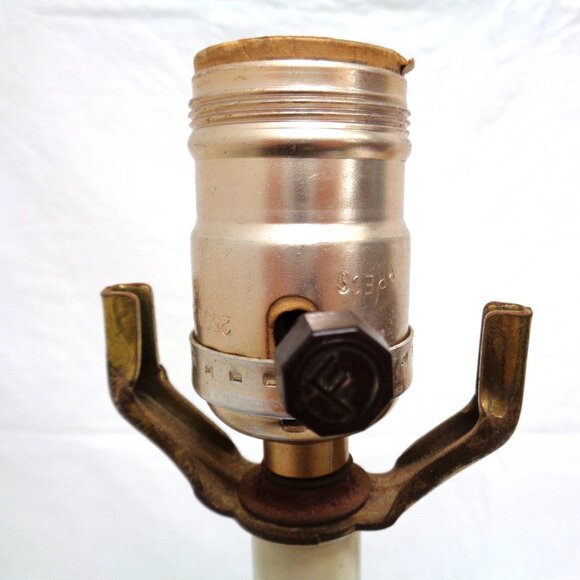 Neoclassical White Porcelain Cherub Lamp 1940's - Picture 14 of 16